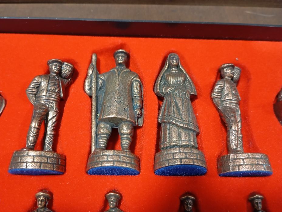 Tabuleiro de xadrez com peças em metal