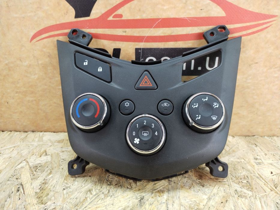 Chevrolet Sonic 11- T300 Блок управления печкой кондиционером накладка