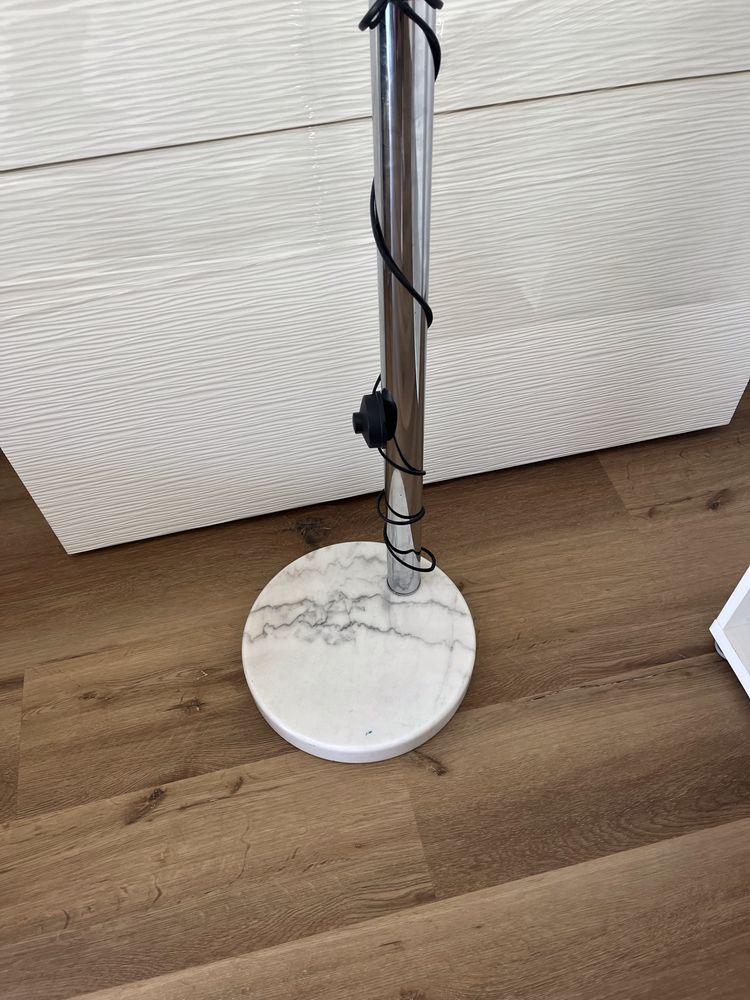 Candeeiro de pé metal prateado com base em pedra