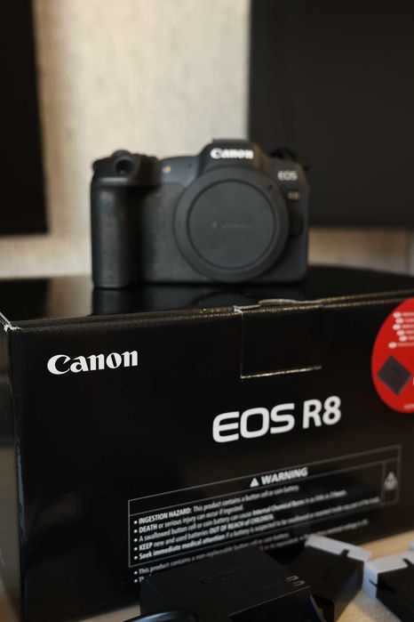 Продам свою камеру Canon r8 (на гарантії) + 3 оригінальні акумулятори