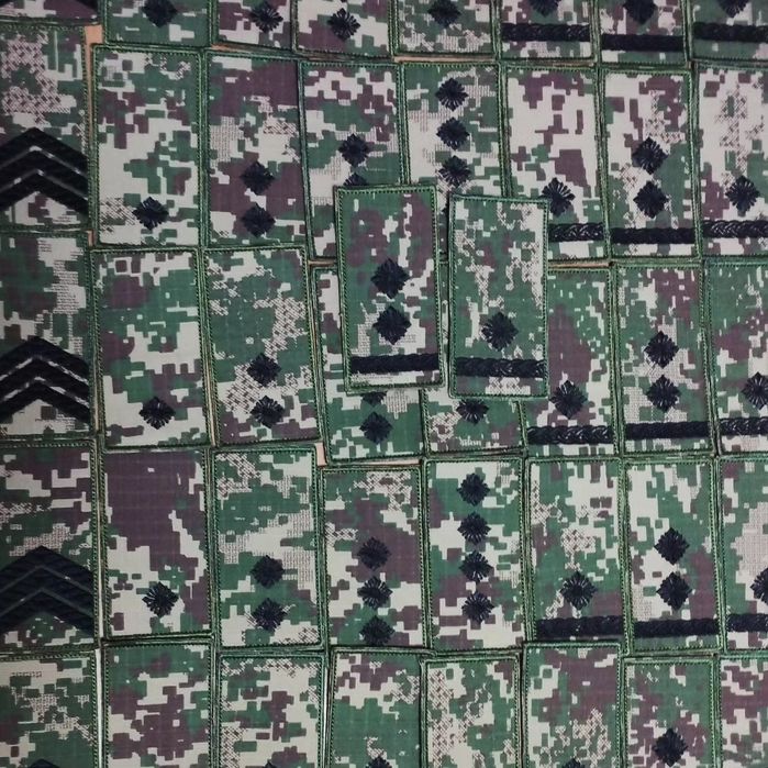 Погони, групи крові, позивні та інші нашивки