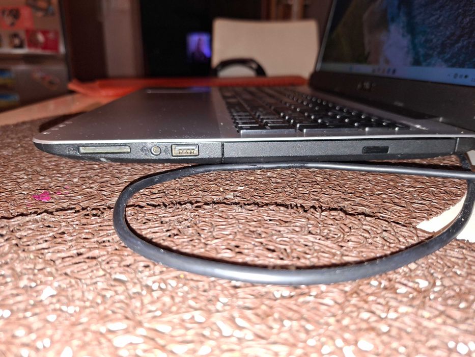 Laptop ASUS X555DG – AMD A10 / 8GB RAM / SSD / Radeon R5 M430