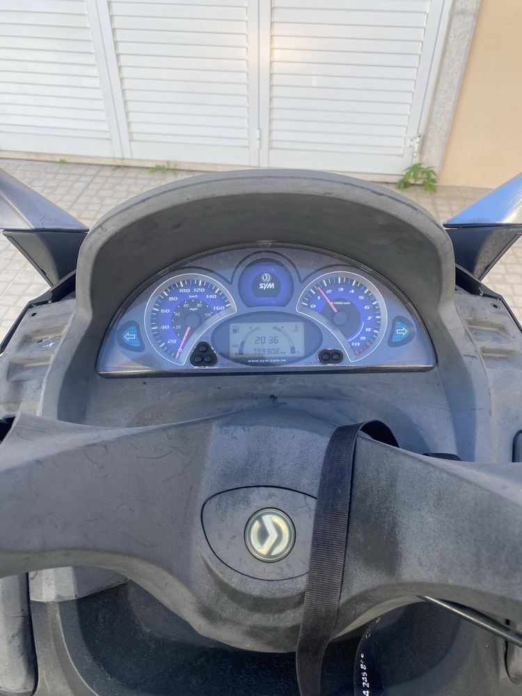 Vendo moto 125 GTS evo. Com algumas marca de uso