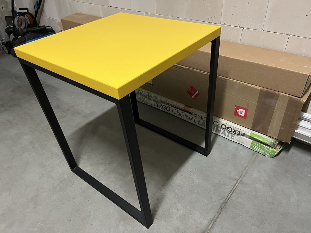 Stół 60x60 3 sztuki do biura lub do kuchni marki Yrke