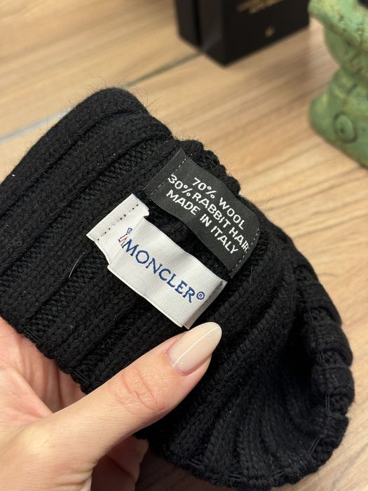 Шапка женская Монклер Moncler с натуральным бобоном