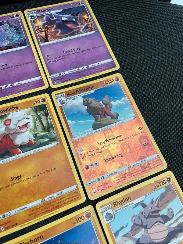 Cartas Pokémon normal e reverse holo