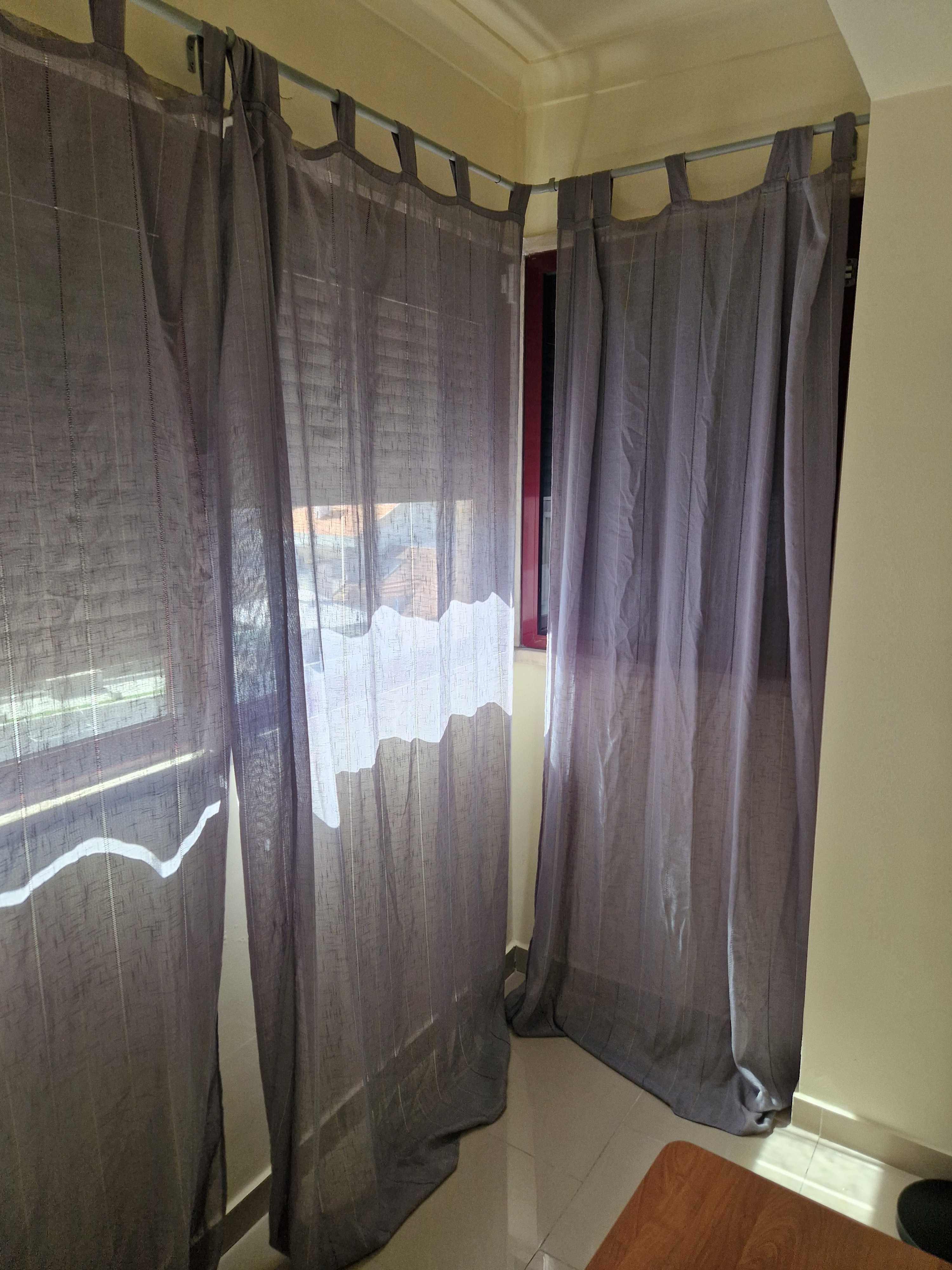 Cortinados e cortinas usadas