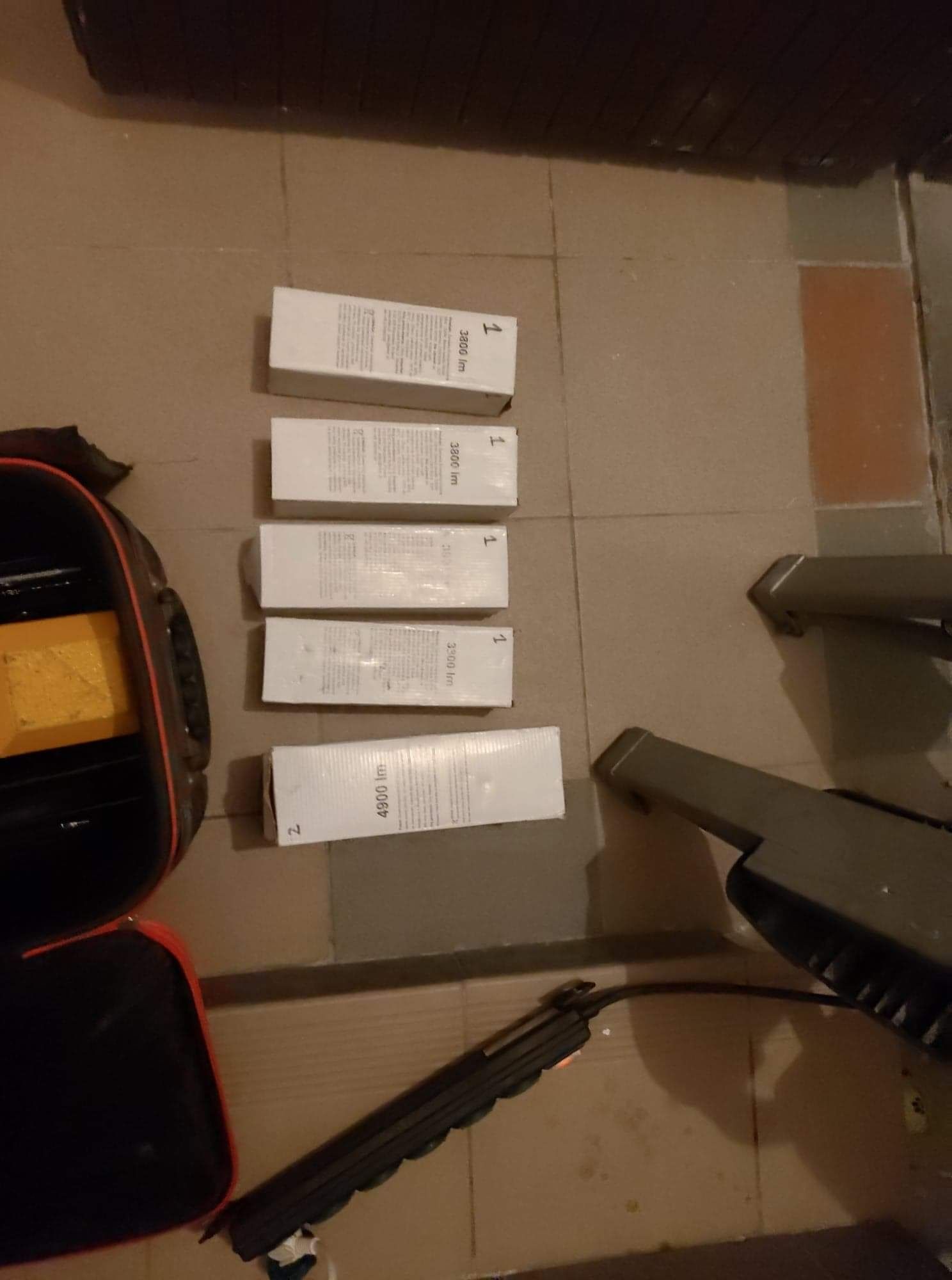 Trzy lampy fotograficzne, plaster miodu, zmiękczenie, parasol