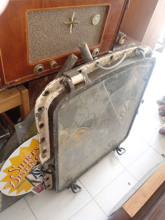 Janela/Vigia/Escotilha antiga