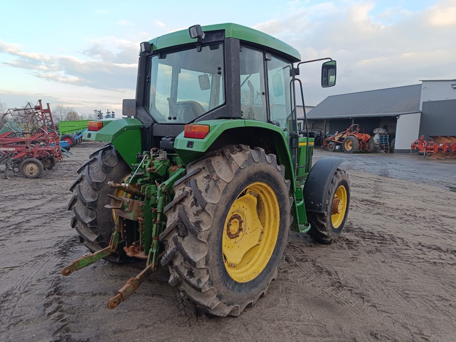 JOHN DEERE 6110 rok 1999,  Power Quad, opony 90%