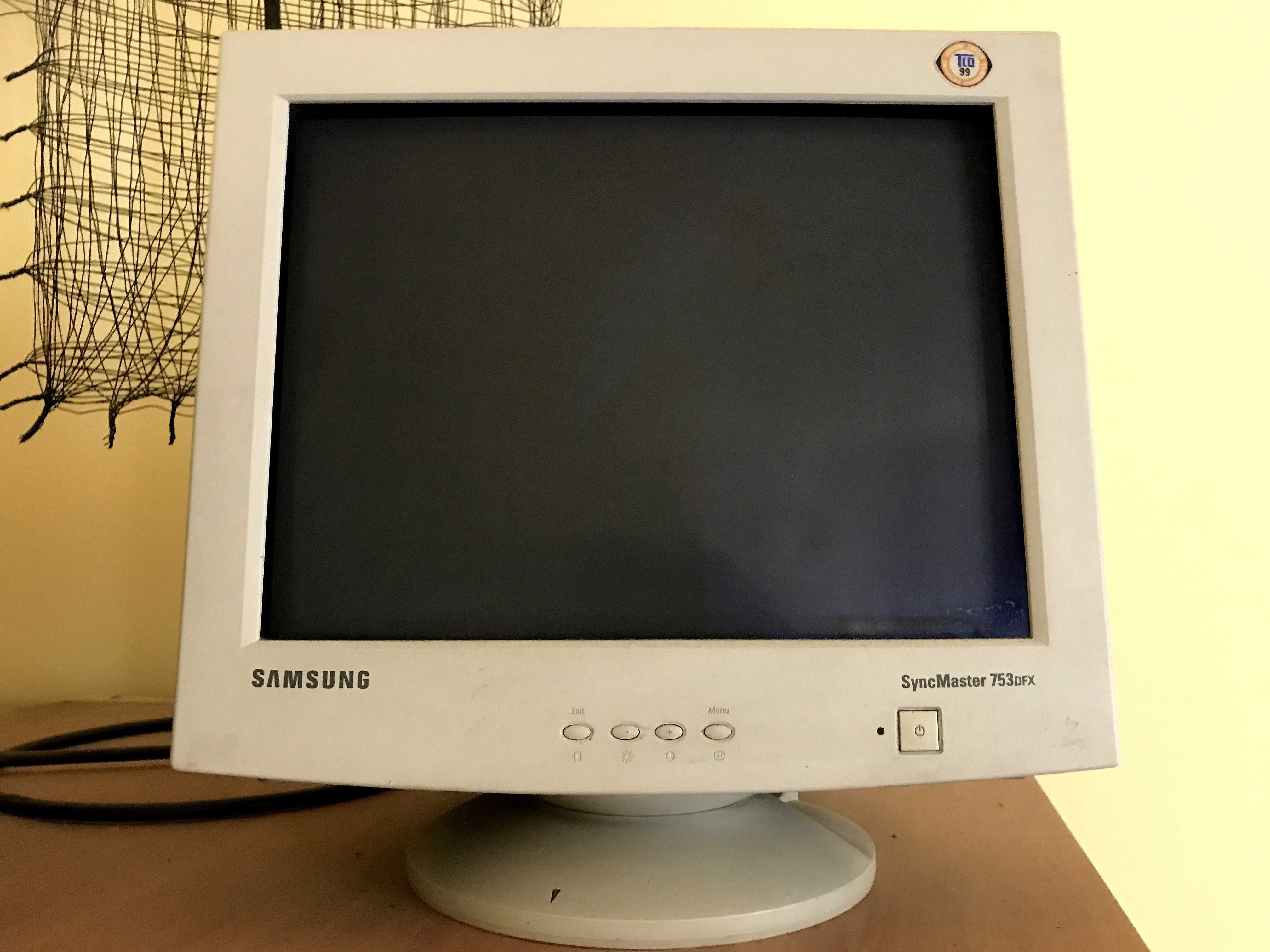Monitor Samsung SyncMaster z 2003 roku