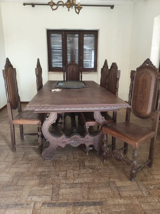 Mesa de madeira com 6 cadeiras
