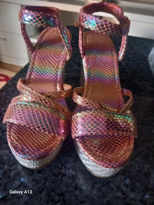 Sandálias completamente novas tamanho 36