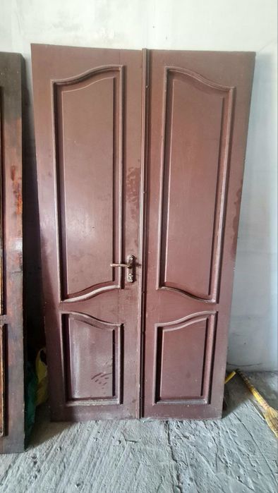 Вхідні подвійні деревʼяні двері