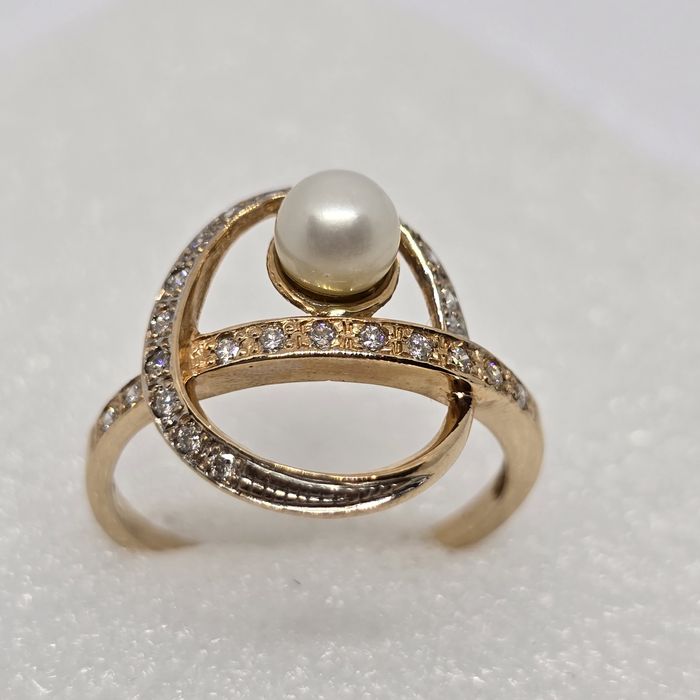 Золота каблучка з діамантами та перлом