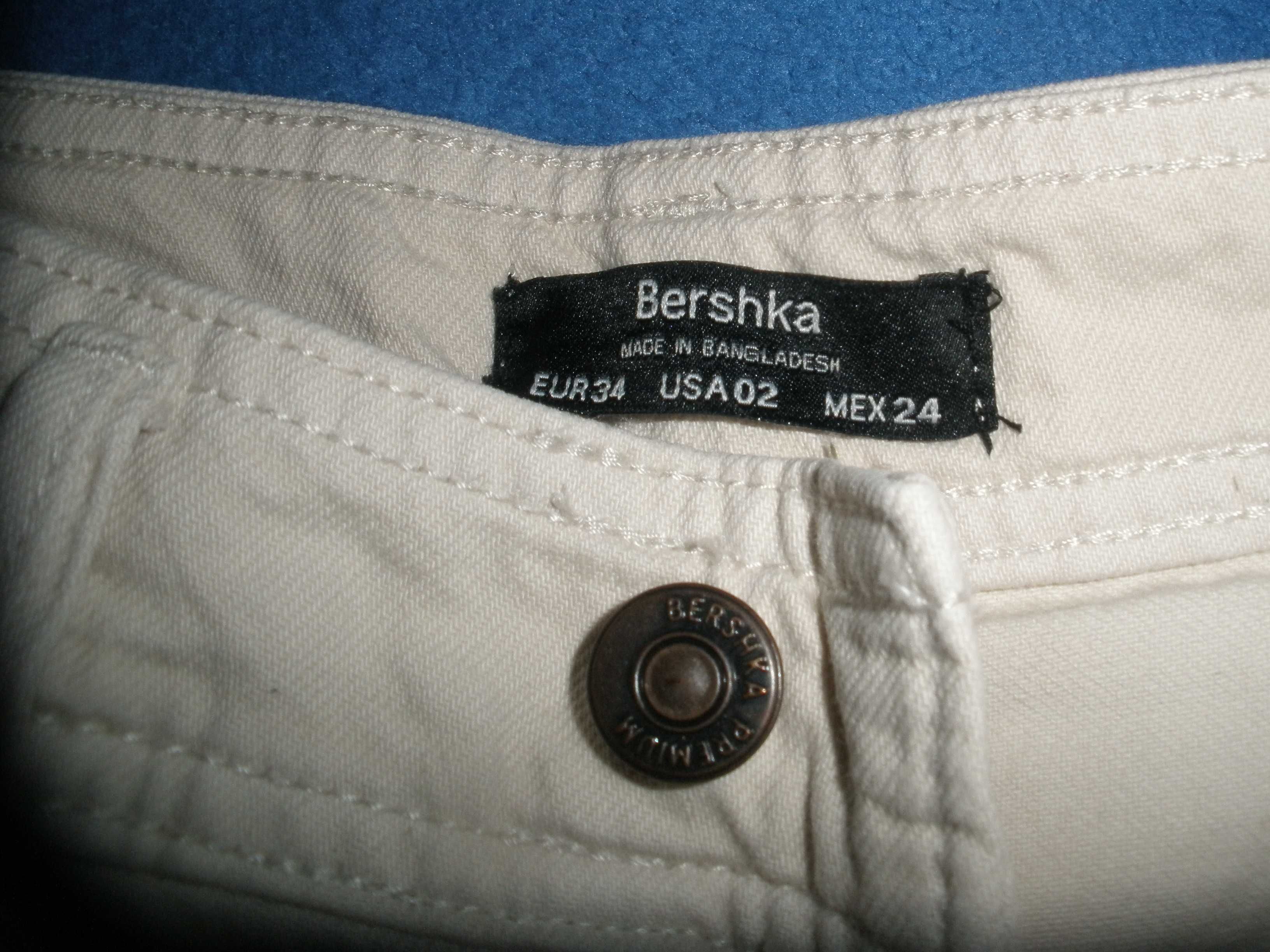 Spodnie damskie białe dzwony Bershka