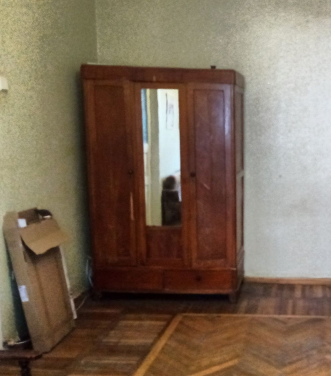 Антикварный шкаф