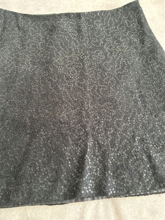 Oasis trapezowa mini spodnica czarna z cekinami błyszcząca