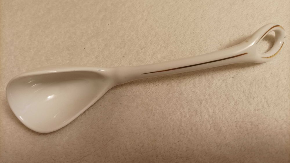 Ćmielów porcelanowa łyżka do sosu