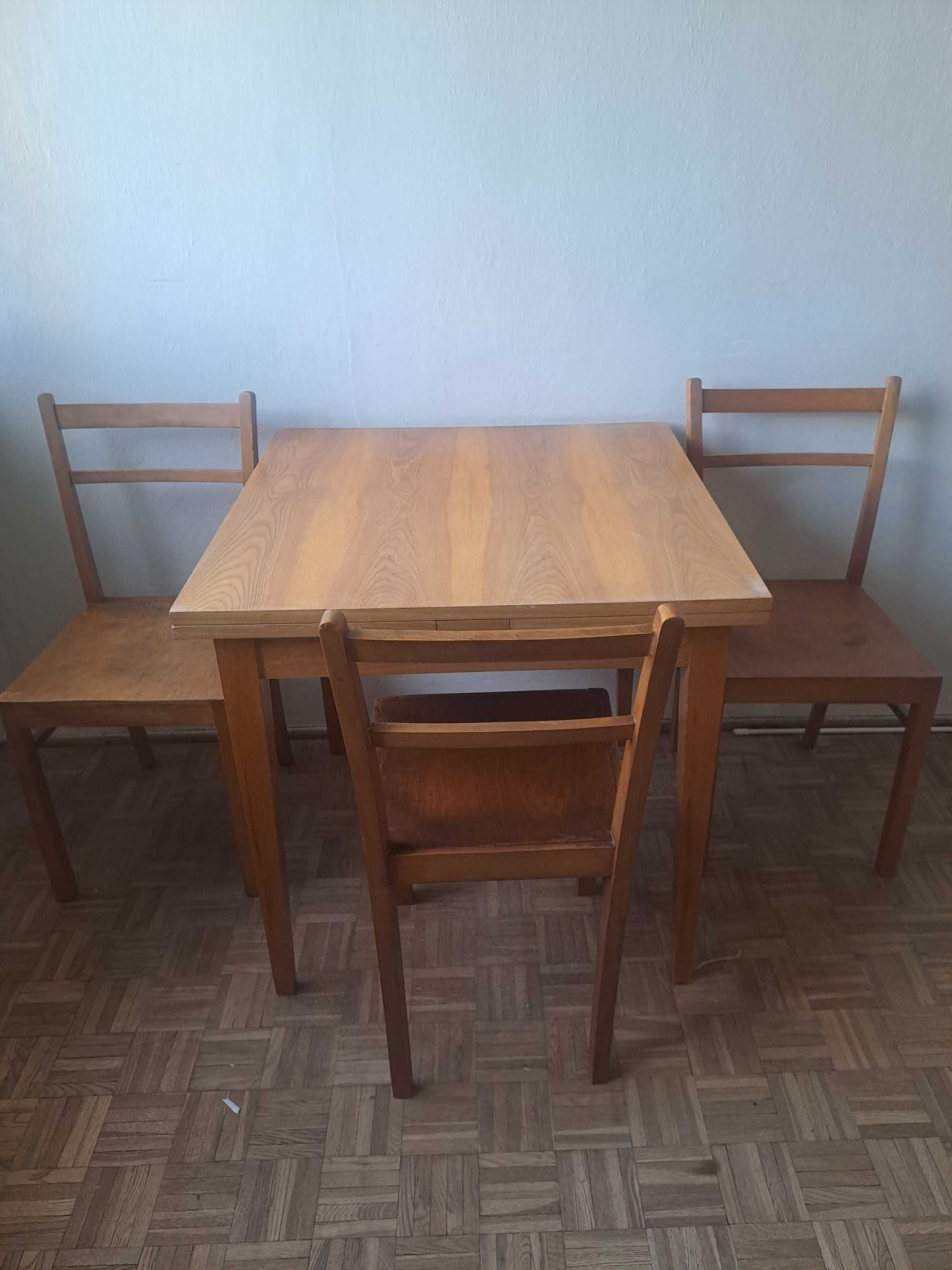 Drewniane krzesła i stół lata 60/70