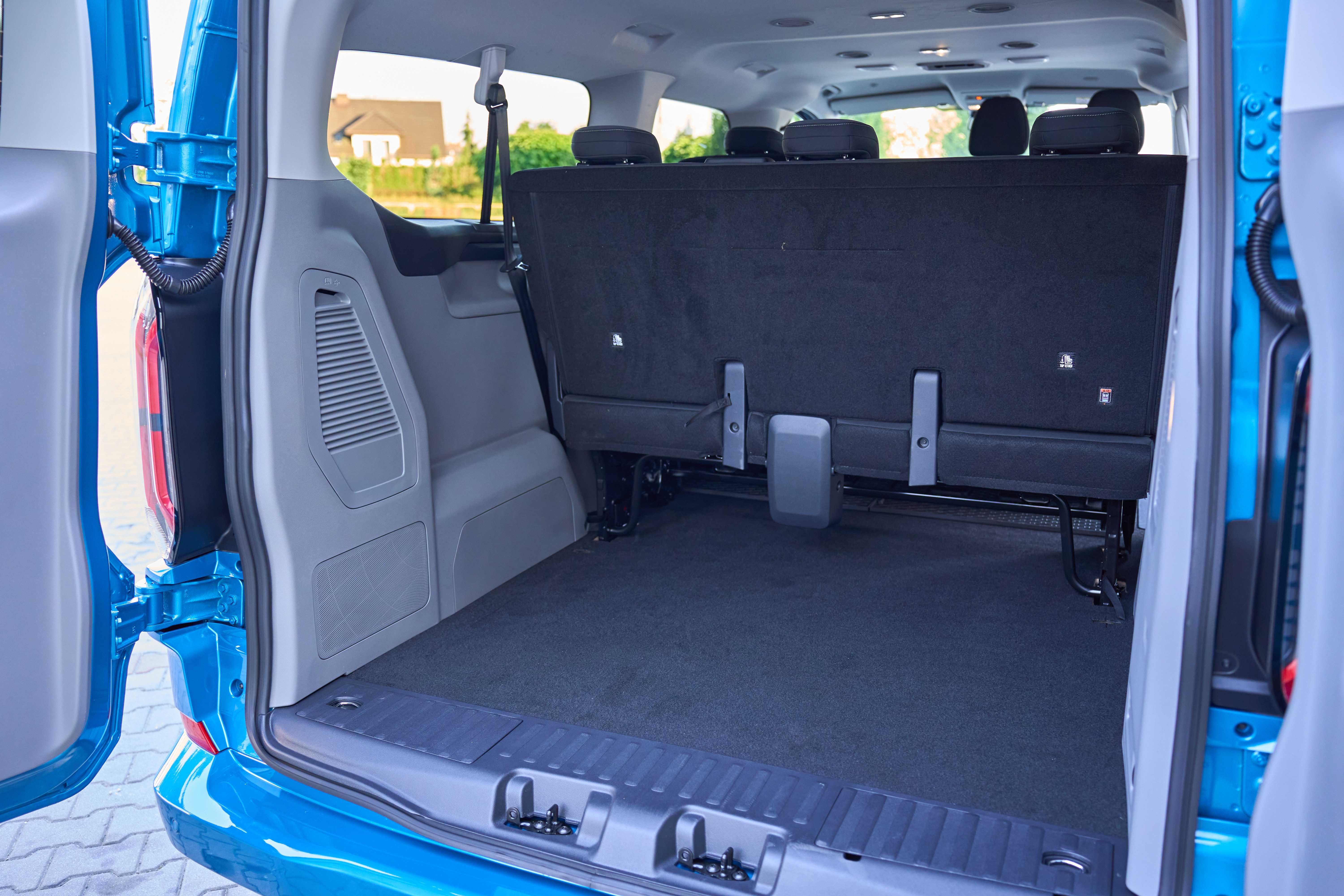 Wynajem Busa 9 osobowego. Ford Transit Custom. MATRIX LED 2025r.