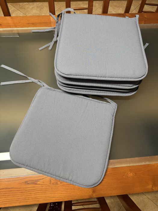 Cinco almofadas de cadeiras cinzentas