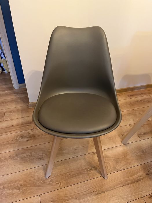 Szary stół i krzesła do salonu Agata Meble