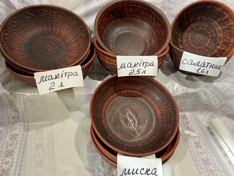 Глиняні миски, макітри, піали, тарілки.