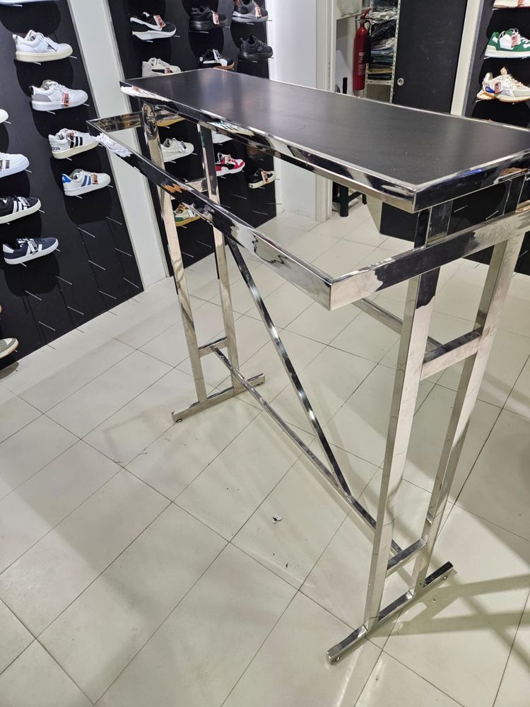 Expositor prateado para roupa