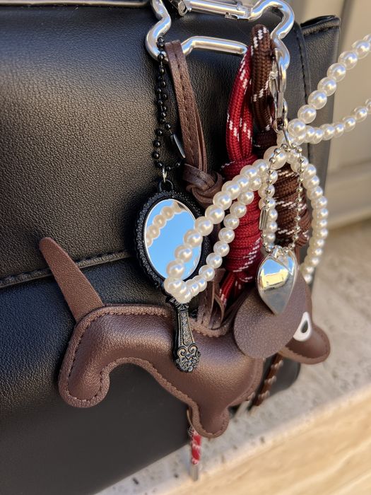 Брелок на сумку, тренд 2025, брелки с собакой, стильные брелки, брелок