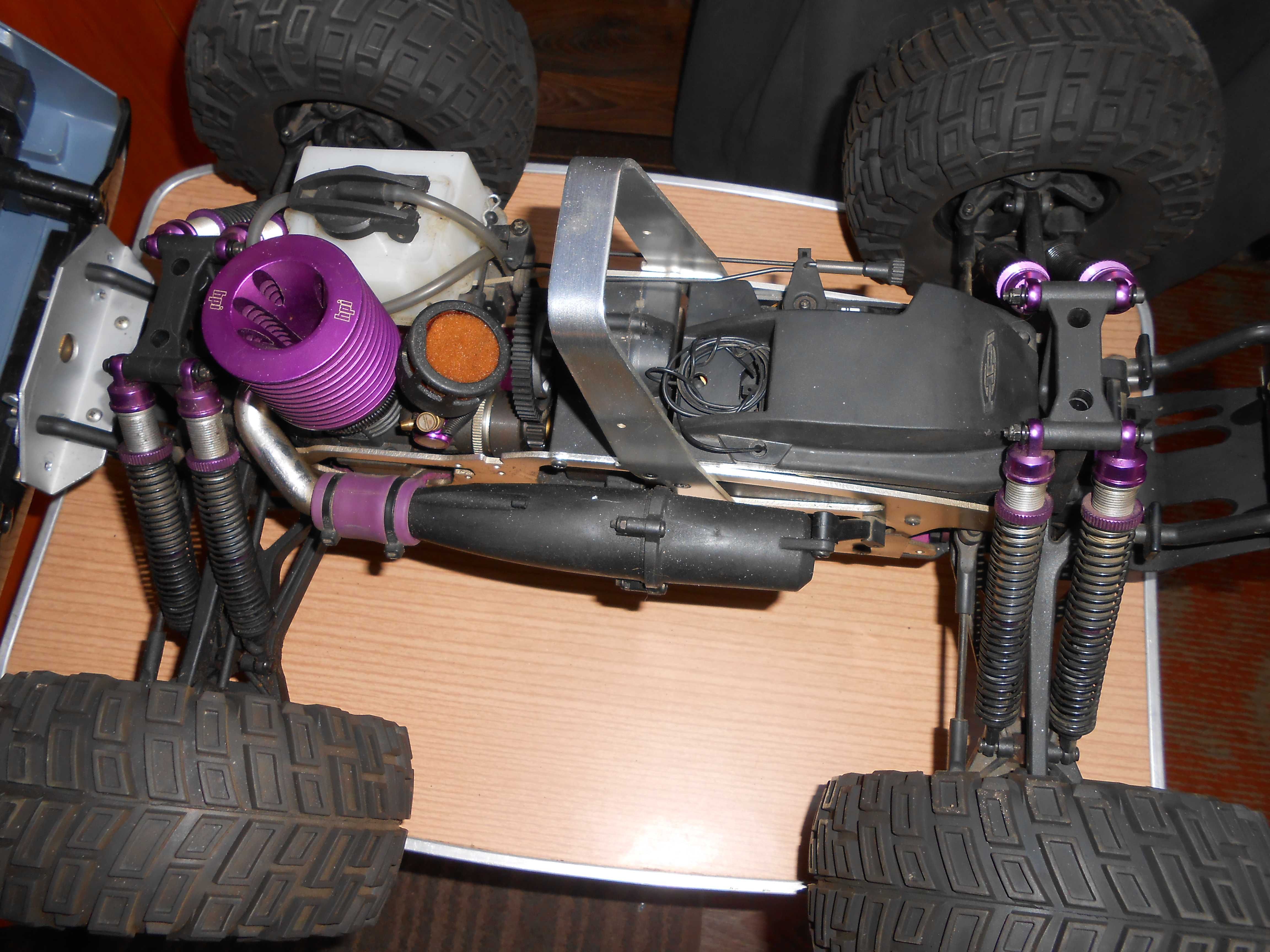 Model auta 4WD z napedem spalinowym,skala 1:6,firmy HPI