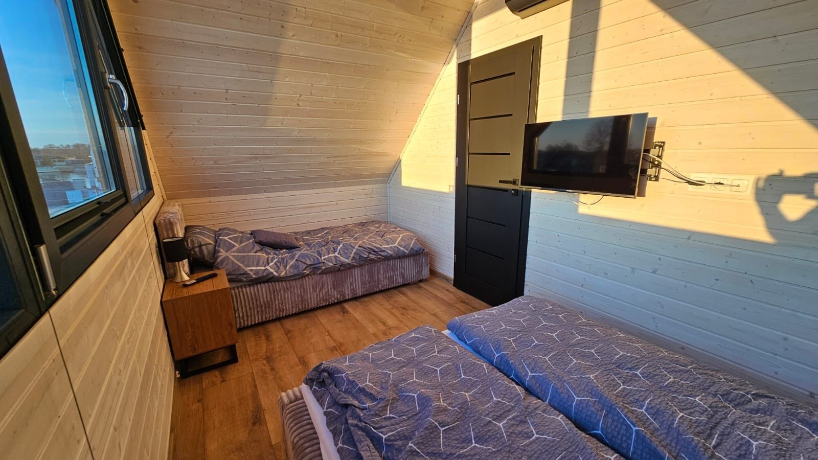 Wolne terminy, dom letniskowy z prywatną plażą i jacuzzi nad jeziorem