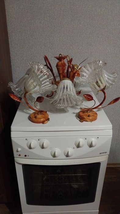 Продам люстру и 2 бра б/у в отличном состоянии.