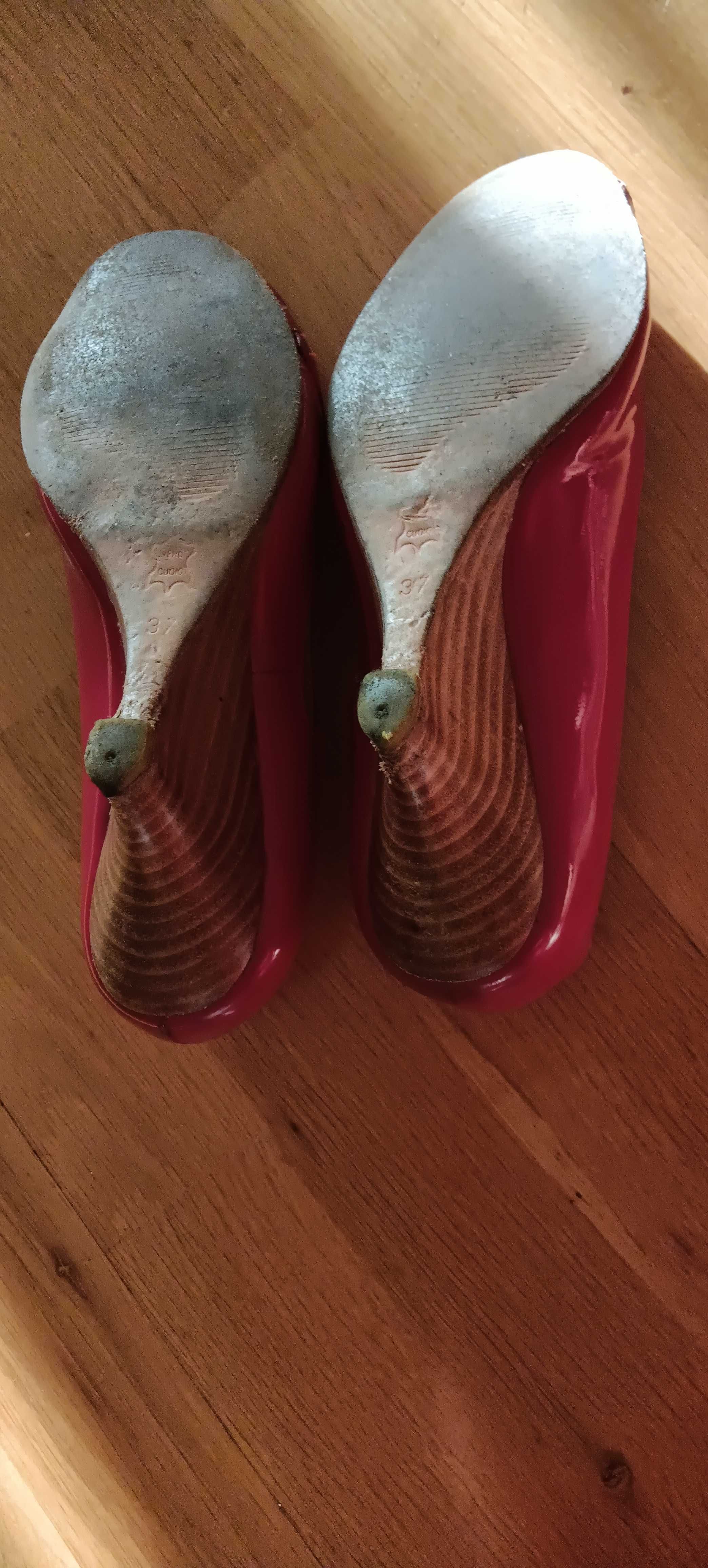 Sapatos de verniz vermelho da Caractere