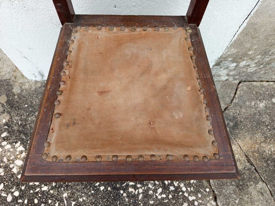 Cadeira de madeira maciça muito antiga com estofo em tecido