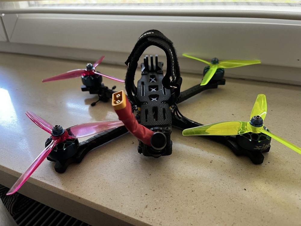 Dron FPV freestyle 5 inch cali TBS source one v5 DJI Runcam Phoenix HD