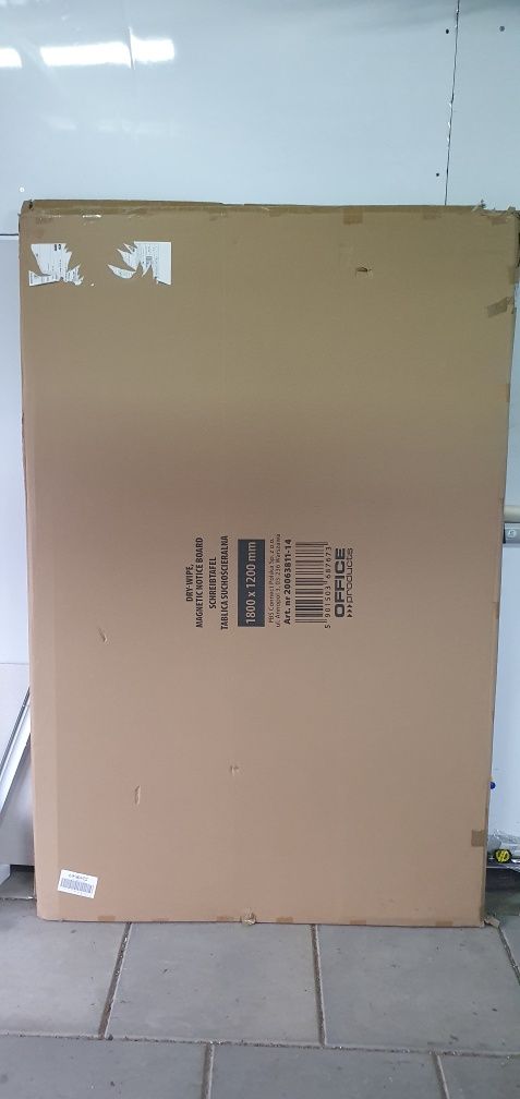 Sprzedam tablicę suchościeralną magnetyczną o wymiarach 180x120 cm.