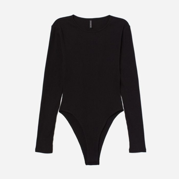 Чорний боді  в рубчик з оголеною спинкою і
оригінальним рукаво