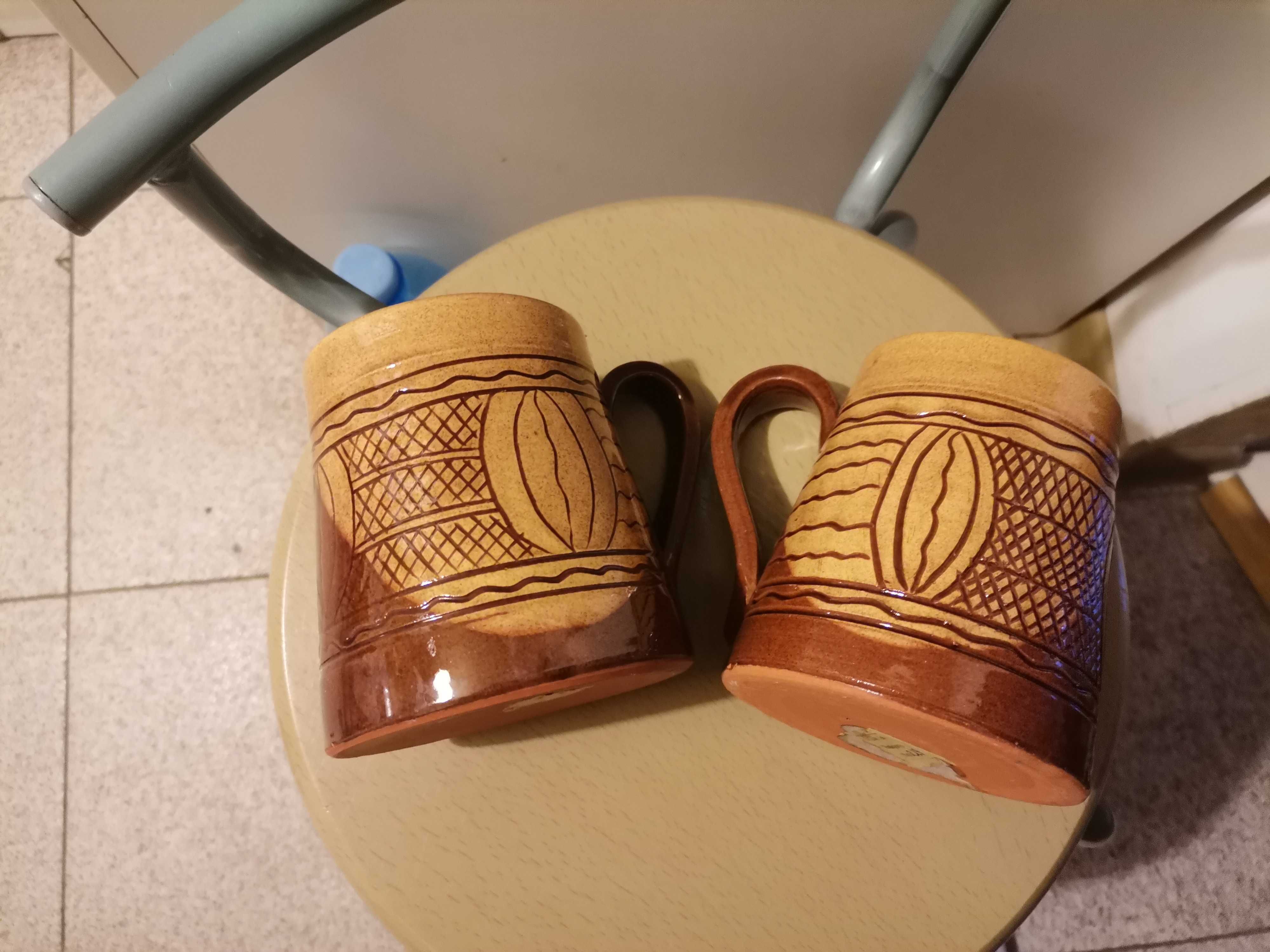 Dwa brązowe ceramiczne kufle