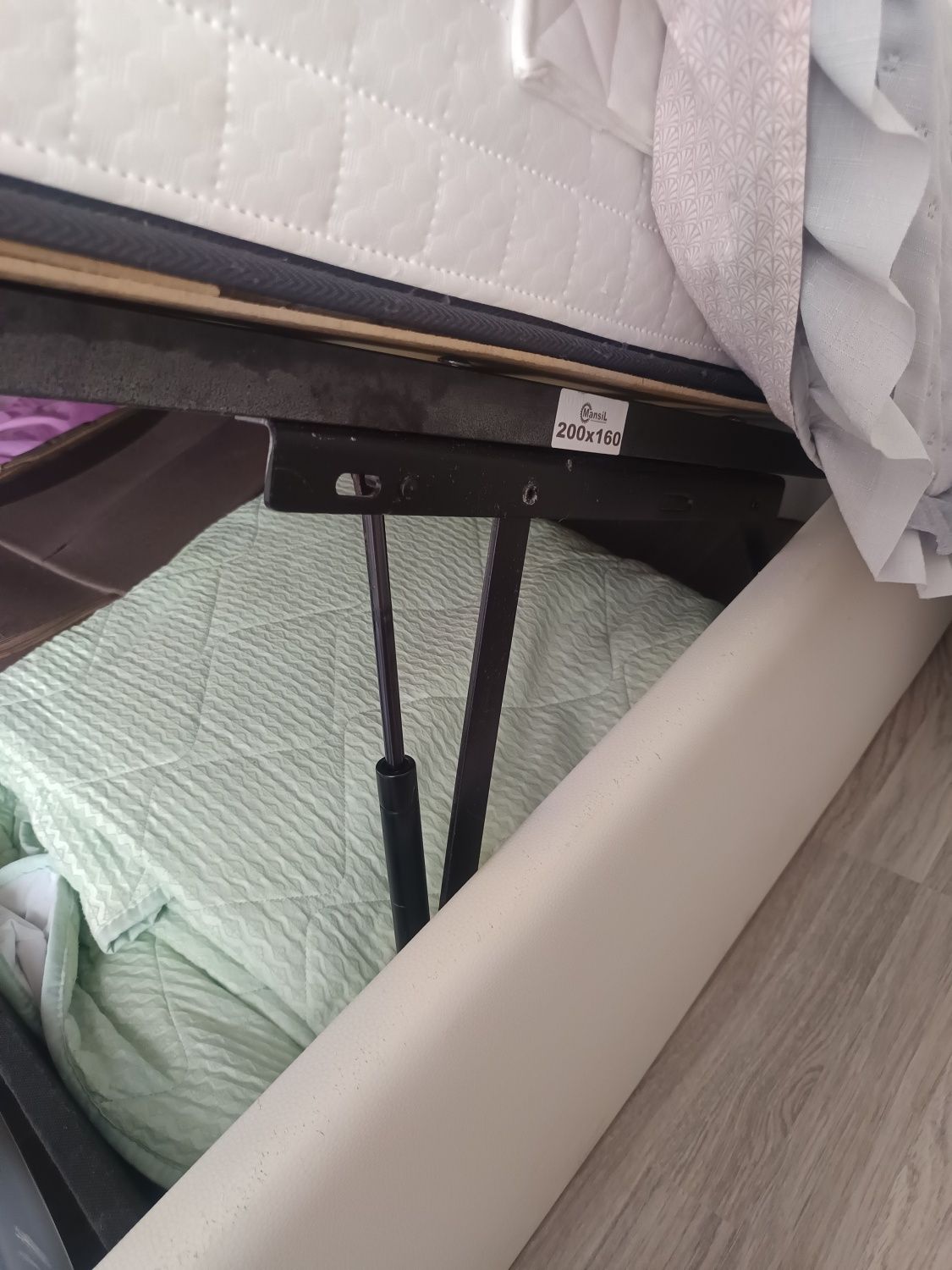 Cama com cabeceira estufada 200x160cm