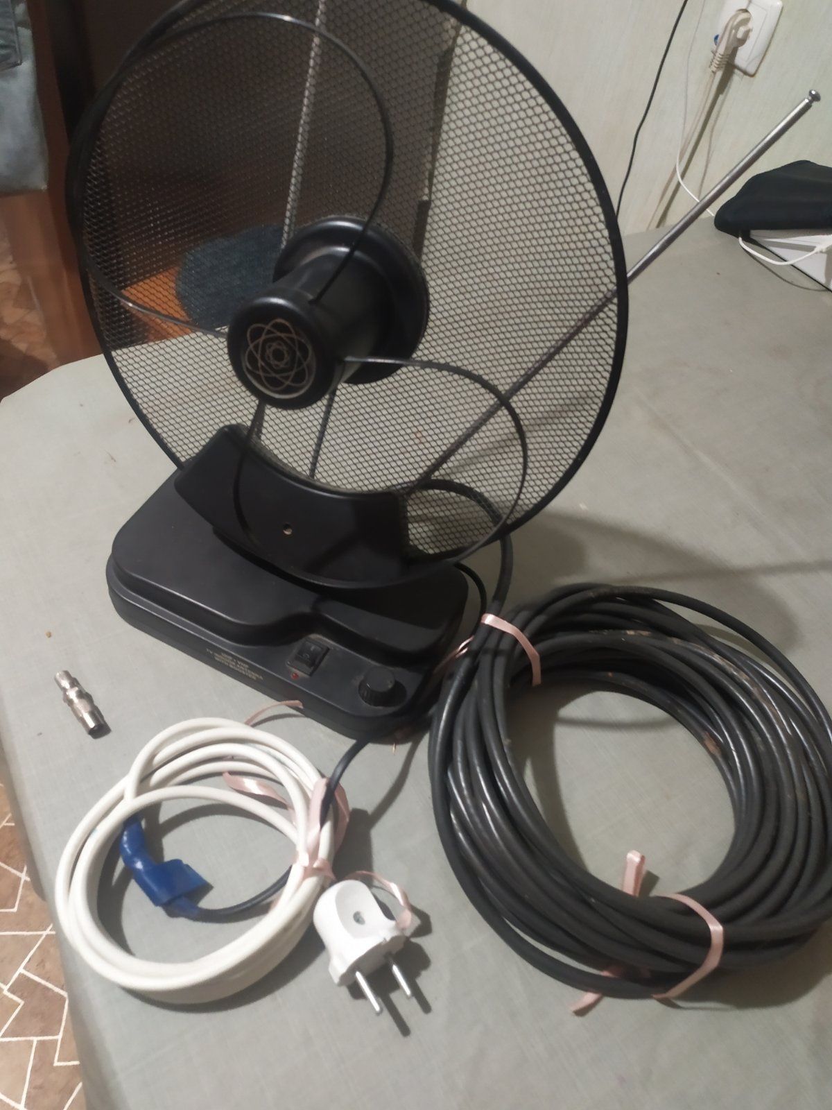 Антенна комнатная UHF. VHF.TV INDOOR.Подставка для телевизора OPERA