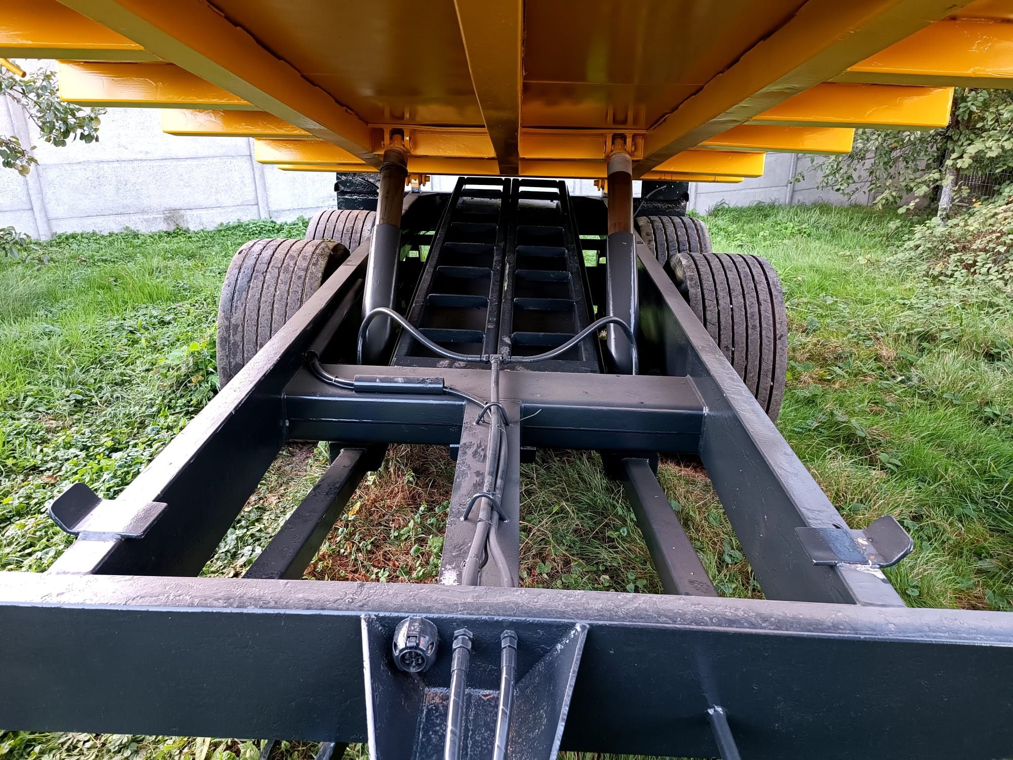 Przyczepa tandem Herbst z najazdami i kiprem
