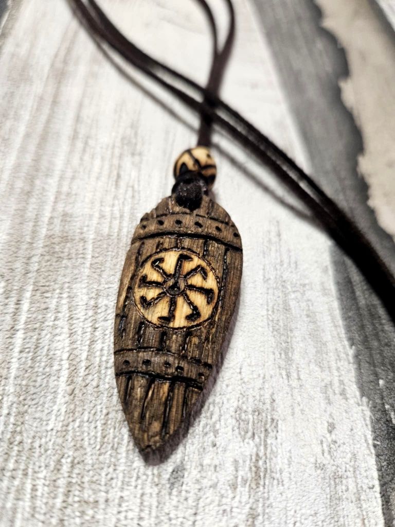 Drewniany wisior słowiański Swarożyc kołowrót tarcza talizman amulet