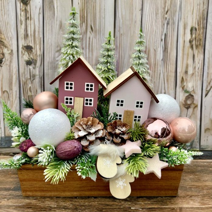 Stroik świąteczny z domkami w ocieniach różu