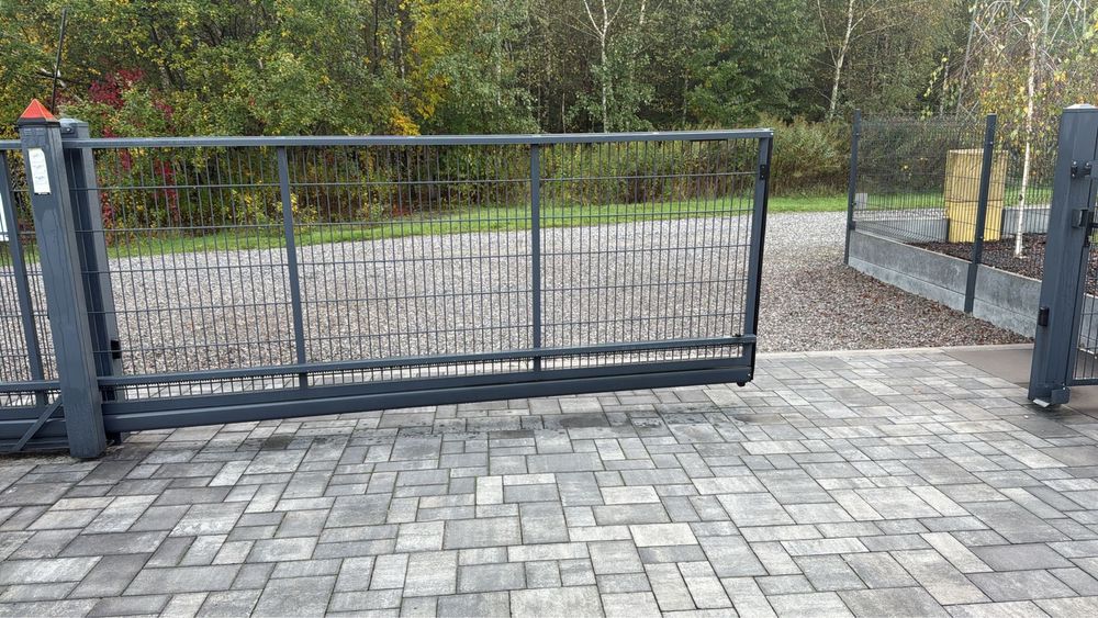 Brama posesyjna przesuwna Wiśniowski z napędem