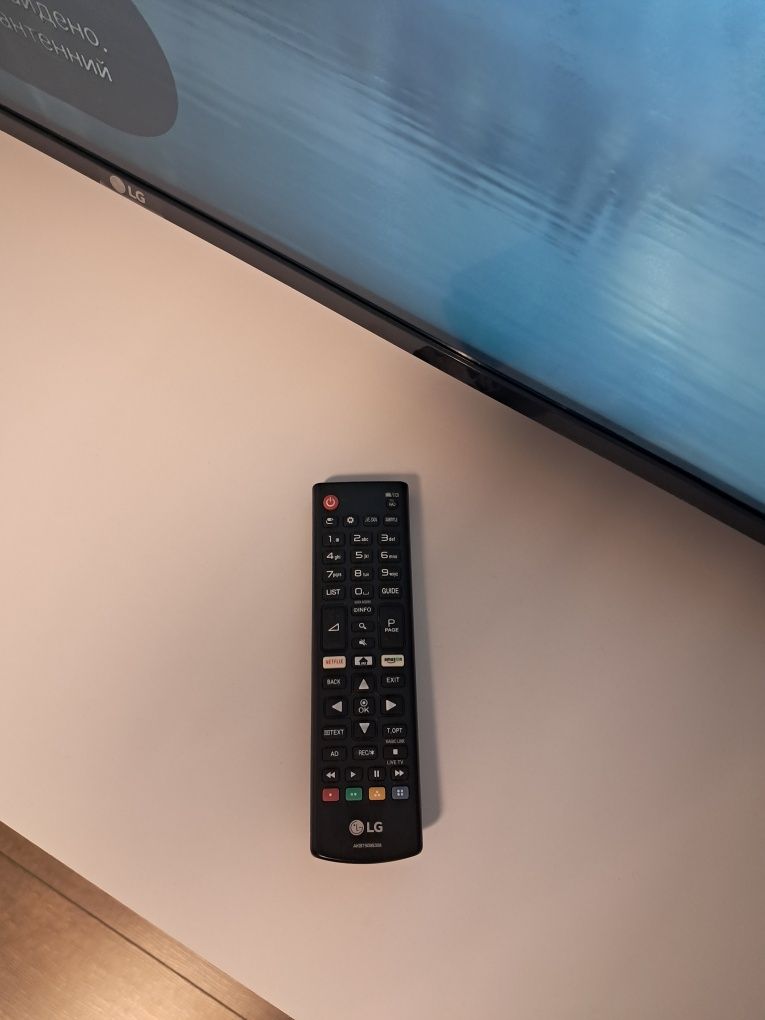 Телевізор LG 43 з кронштейном.