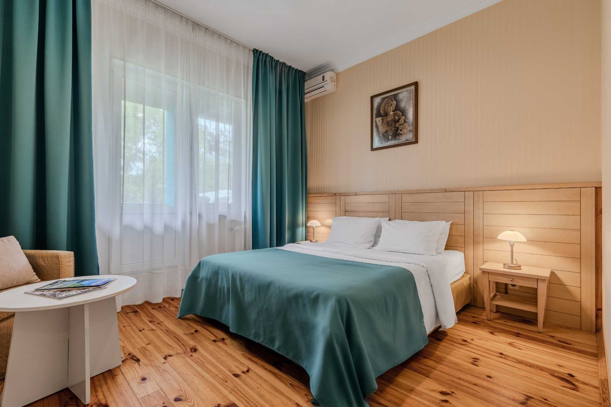 Подобова оренда номера в заміському готелі "Seasons Spa"