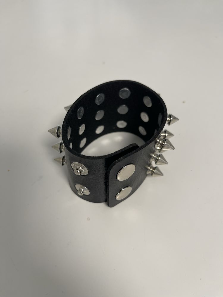 Pulseira com picos em pele ( nova )