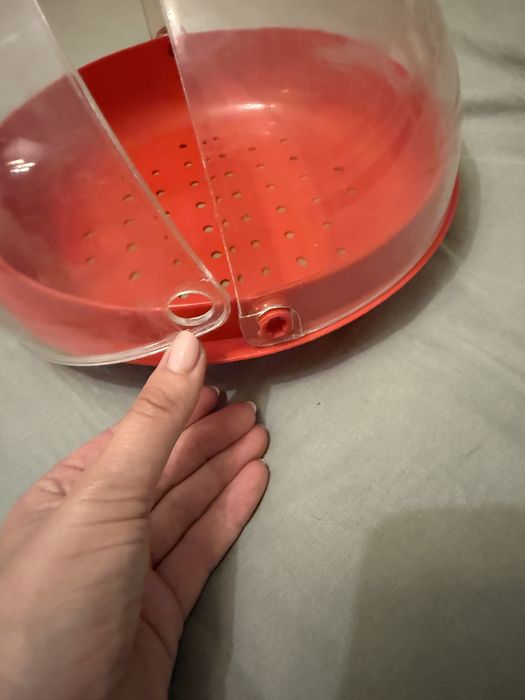 Oddam za darmo dziwny vintage plastkiowy pojemnik czerwony uszkodzony