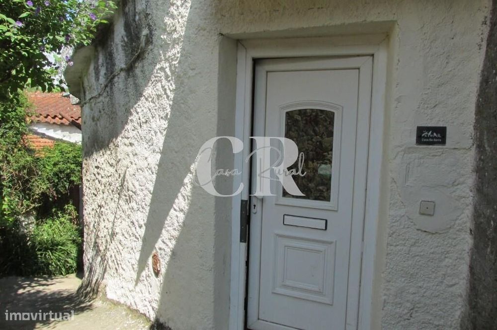 Acolhedora Casa de Campo em Pedra com 2 Quartos para Renovação Perto d